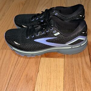 Brooks Ghost athletic shoes. Excellent condition! Worn 2 times (Hair salon)
